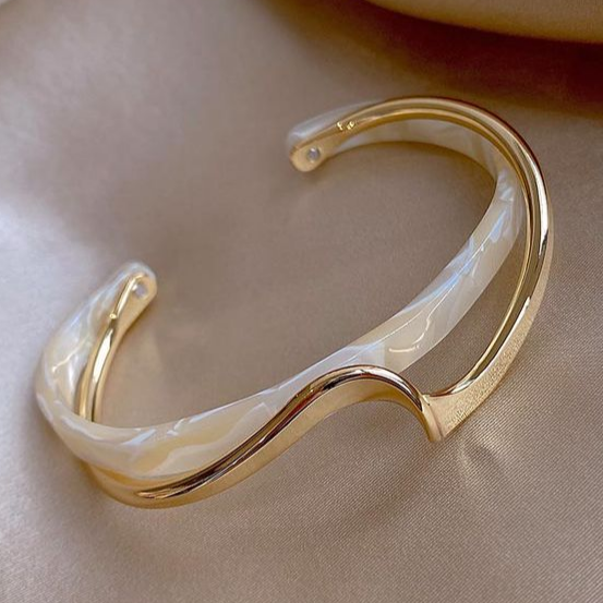Elegant Gold Bracelet with White Opal 